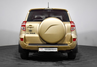 Подержанный автомобиль Toyota RAV4 2011 года (6 фото)