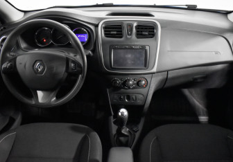 Подержанный автомобиль Renault Sandero 2018 года (13 фото)