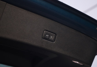 Подержанный автомобиль Audi Q8 2018 года (36 фото)