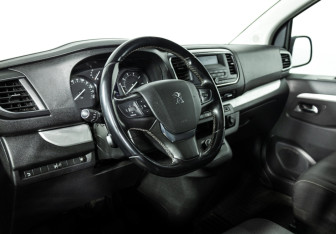 Подержанный автомобиль Peugeot Traveller 2018 года (11 фото)