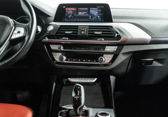 Подержанный автомобиль BMW X3 2020 года (14 фото)