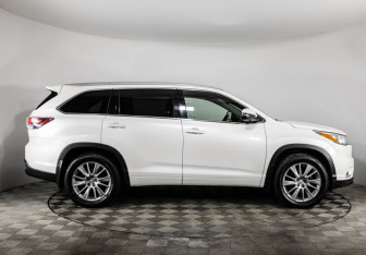 Подержанный автомобиль Toyota Highlander 2015 года (4 фото)
