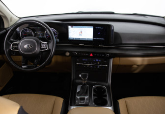 Подержанный автомобиль Kia Carnival 2021 года (10 фото)