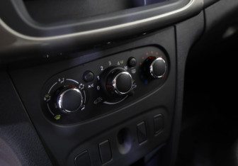 Подержанный автомобиль Renault Logan Sedan 2017 года (13 фото)