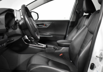 Подержанный автомобиль Toyota RAV4 2020 года (12 фото)