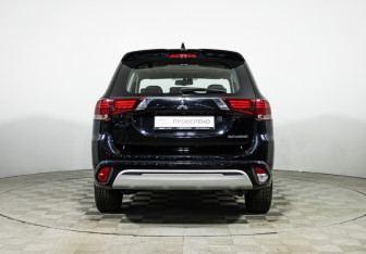 Подержанный автомобиль Mitsubishi Outlander 2022 года (6 фото)