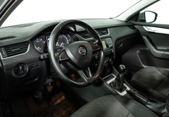 Подержанный автомобиль Skoda Octavia Liftback 2016 года (11 фото)