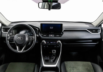 Подержанный автомобиль Toyota RAV4 2023 года (13 фото)