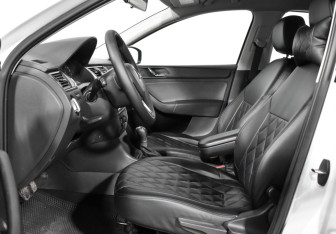 Подержанный автомобиль Skoda Rapid Liftback 2014 года (10 фото)