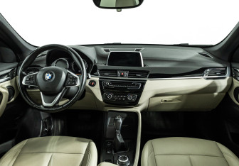 Подержанный автомобиль BMW X1 2018 года (13 фото)