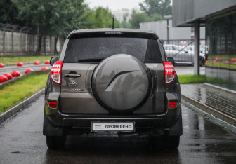Подержанный автомобиль Toyota RAV4 2010 года (7 фото)