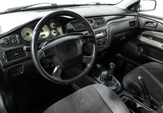 Подержанный автомобиль Mitsubishi Lancer Sedan 2005 года (11 фото)