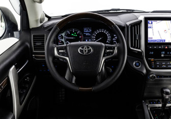Подержанный автомобиль Toyota Land Cruiser Suv 2016 года (11 фото)