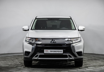 Подержанный автомобиль Mitsubishi Outlander 2019 года (2 фото)