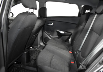 Подержанный автомобиль Kia Rio Hatchback 2015 года (11 фото)