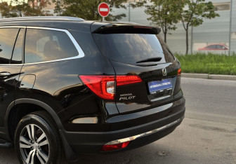 Подержанный автомобиль Honda Pilot 2017 года (38 фото)