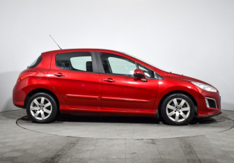 Подержанный автомобиль Peugeot 308 Hatchback 2011 года (4 фото)