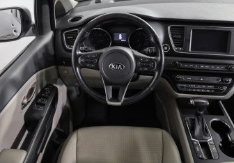 Подержанный автомобиль Kia Carnival 2018 года (10 фото)