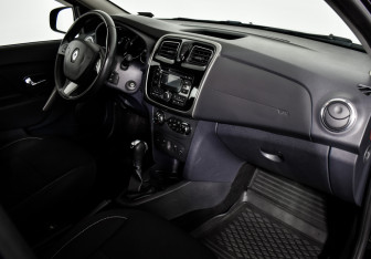 Подержанный автомобиль Renault Sandero 2016 года (13 фото)