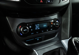 Подержанный автомобиль Ford Focus Sedan 2012 года (16 фото)