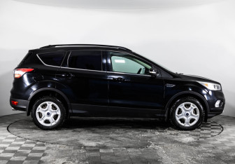 Подержанный автомобиль Ford Kuga 2017 года (4 фото)