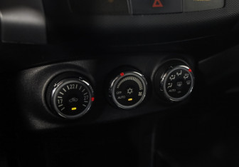 Подержанный автомобиль Mitsubishi Outlander 2012 года (13 фото)