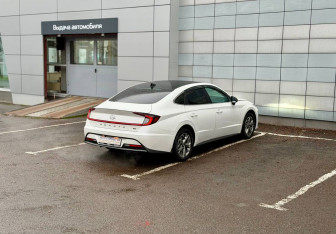Подержанный автомобиль Hyundai Sonata 2021 года (4 фото)