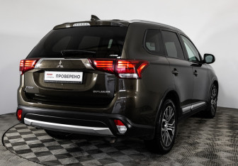Подержанный автомобиль Mitsubishi Outlander 2018 года (5 фото)