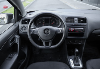 Подержанный автомобиль Volkswagen Polo Sedan 2016 года (12 фото)