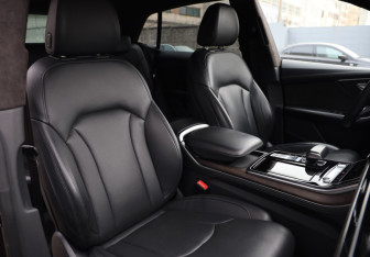 Подержанный автомобиль Audi Q8 2019 года (26 фото)