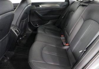 Подержанный автомобиль Hyundai Sonata 2018 года (18 фото)