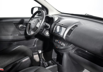 Подержанный автомобиль Nissan Note 2008 года (13 фото)