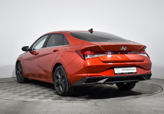 Подержанный автомобиль Hyundai Elantra Sedan 2022 года (7 фото)