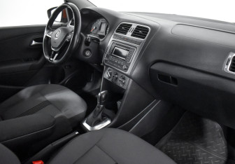 Подержанный автомобиль Volkswagen Polo Sedan 2016 года (13 фото)