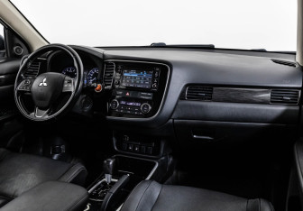 Подержанный автомобиль Mitsubishi Outlander 2017 года (9 фото)