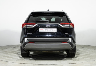 Подержанный автомобиль Toyota RAV4 2021 года (6 фото)