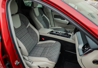 Подержанный автомобиль Volvo XC60 2020 года (30 фото)