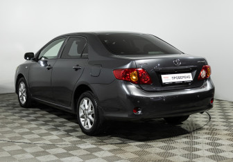 Подержанный автомобиль Toyota Corolla Sedan 2008 года (7 фото)