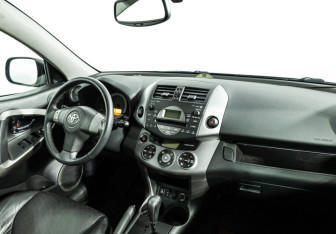 Подержанный автомобиль Toyota RAV4 2007 года (9 фото)