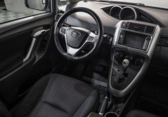 Подержанный автомобиль Toyota Verso 2010 года (8 фото)