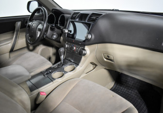 Подержанный автомобиль Toyota Highlander 2008 года (14 фото)