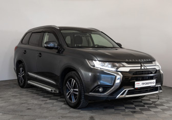 Подержанный автомобиль Mitsubishi Outlander 2019 года (3 фото)