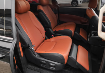 Подержанный автомобиль Kia Carnival 2024 года (35 фото)