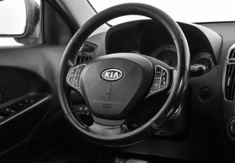 Подержанный автомобиль Kia Ceed Wagon 2007 года (14 фото)