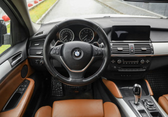 Подержанный автомобиль BMW X6 2013 года (12 фото)