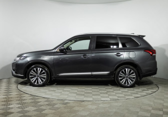 Подержанный автомобиль Mitsubishi Outlander 2020 года (8 фото)