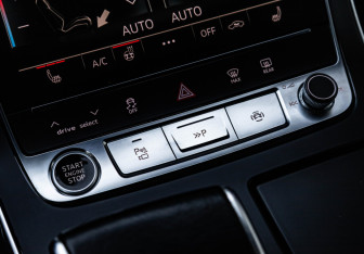 Подержанный автомобиль Audi Q8 2021 года (30 фото)