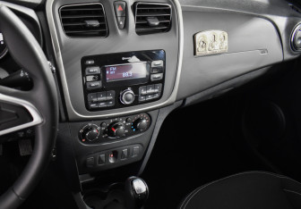 Подержанный автомобиль Renault Sandero 2022 года (17 фото)