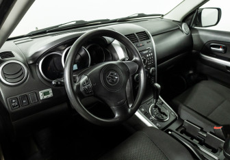 Подержанный автомобиль Suzuki Grand Vitara 2010 года (11 фото)