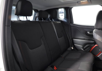 Подержанный автомобиль Jeep Renegade 2018 года (16 фото)